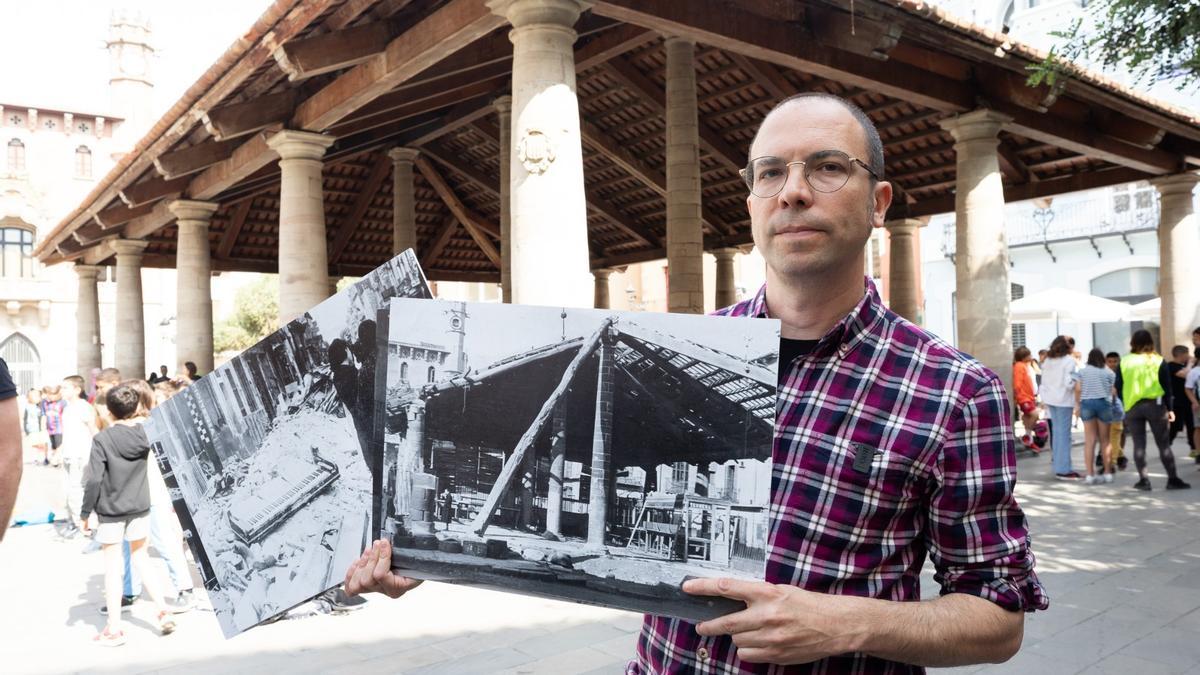 Albert Forns, este martes ante la Porxada de Granollers, con las fotos que dan testimonio de cómo las bombas destrozaron el antiguo mercado y el centro de la ciudad en 1938.
