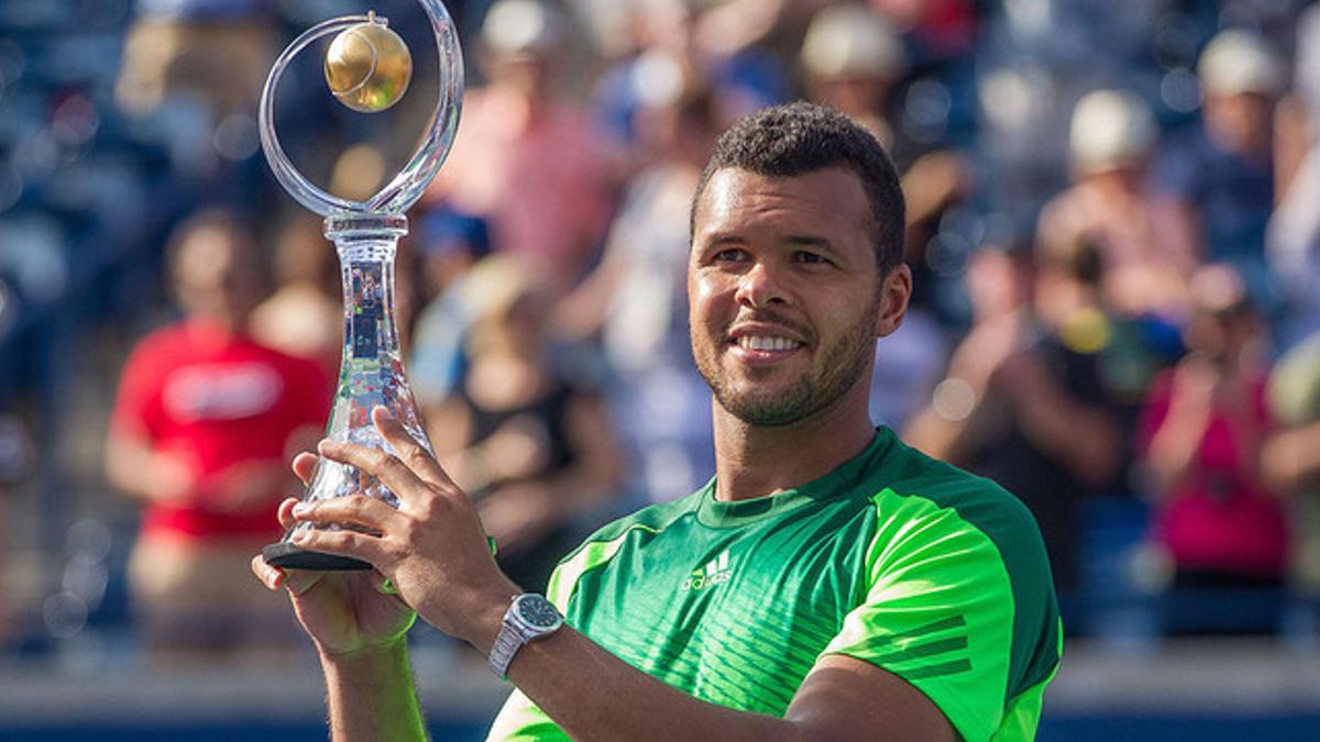 Jo-Wilfried Tsonga posa con el trofeo que acredita su victoria en el torneo de Toronto