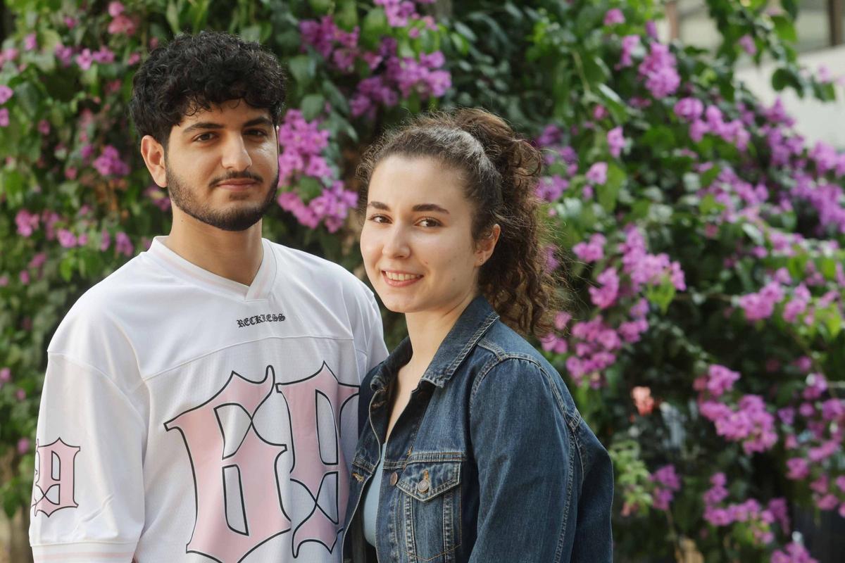 La pareja de jóvenes iraníes en el parque Camilo José Cela de Vigo.