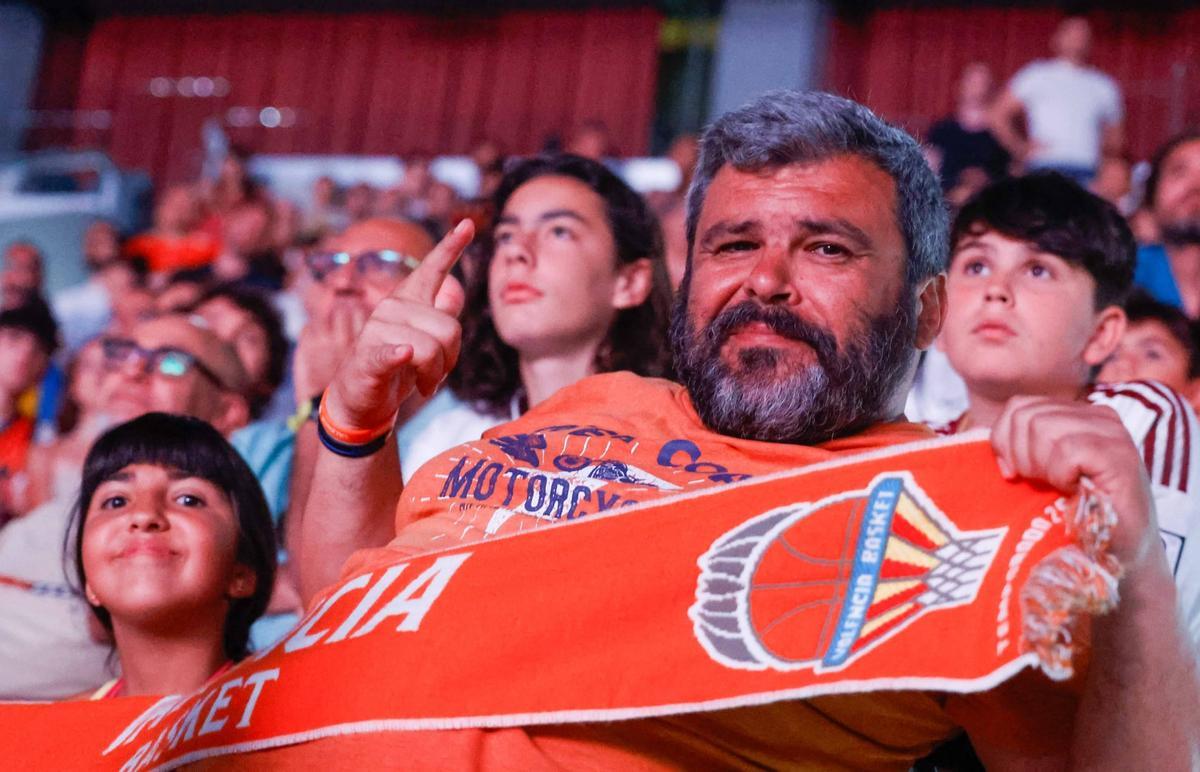 Búscate en la galería de Super: Así se vivió el Barça–Valencia Basket en el Roig Arena