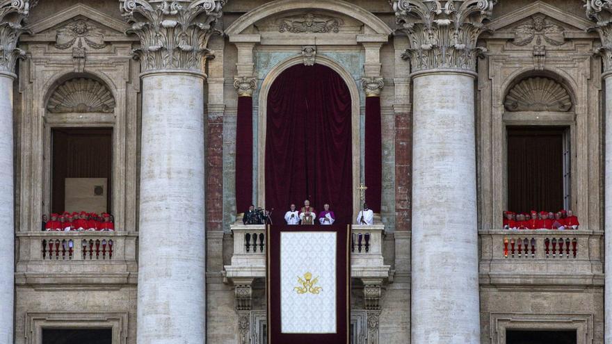 El Papa, en el centro de una de las ventanas de San Pedro, con cardenales en las ventanas de los lados. | A. CARCONI/ EFE