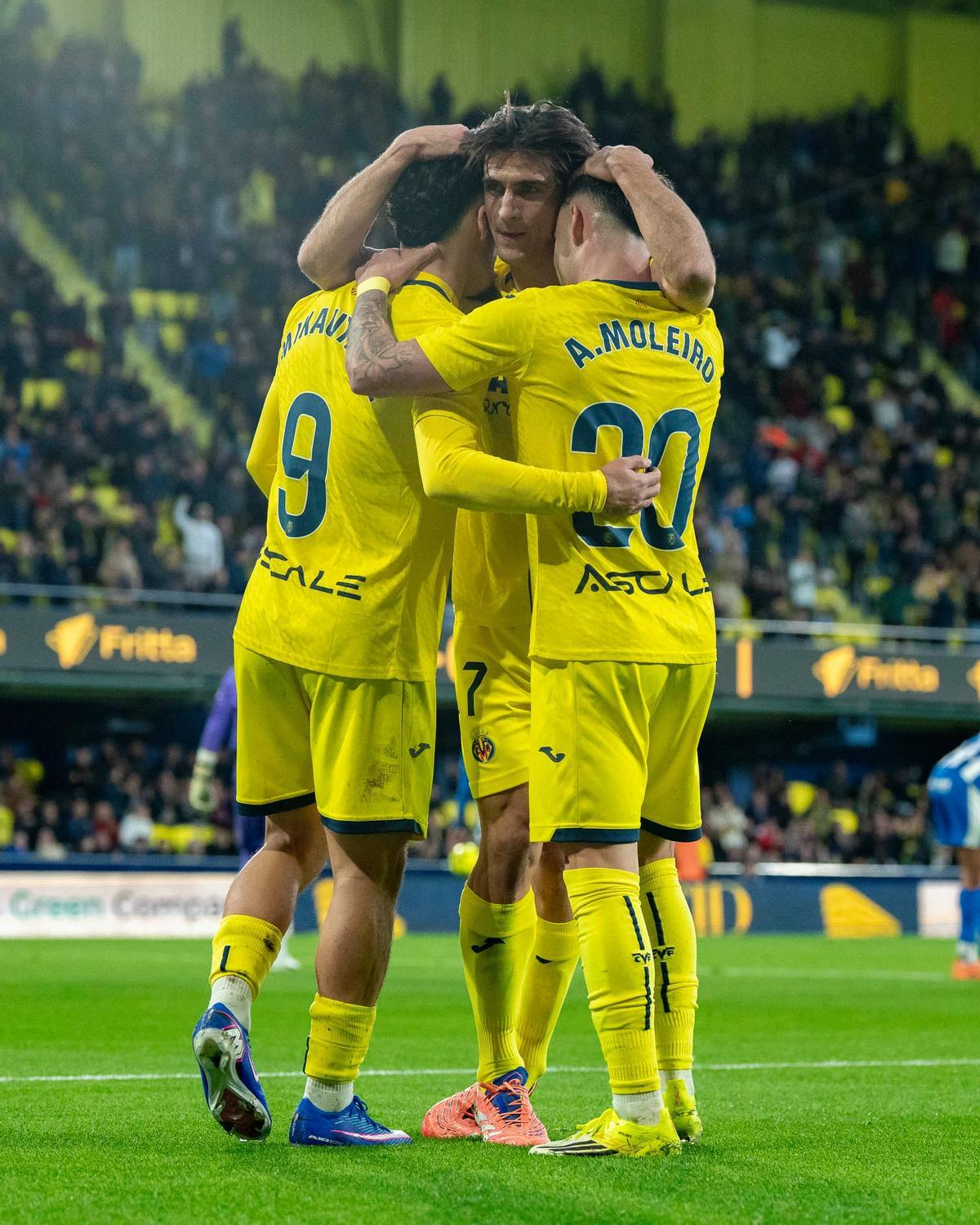 Gerard Moreno, capitán del Villarreal CF, abraza tras marcarle al Alavés a Mikautadze y Moleiro.