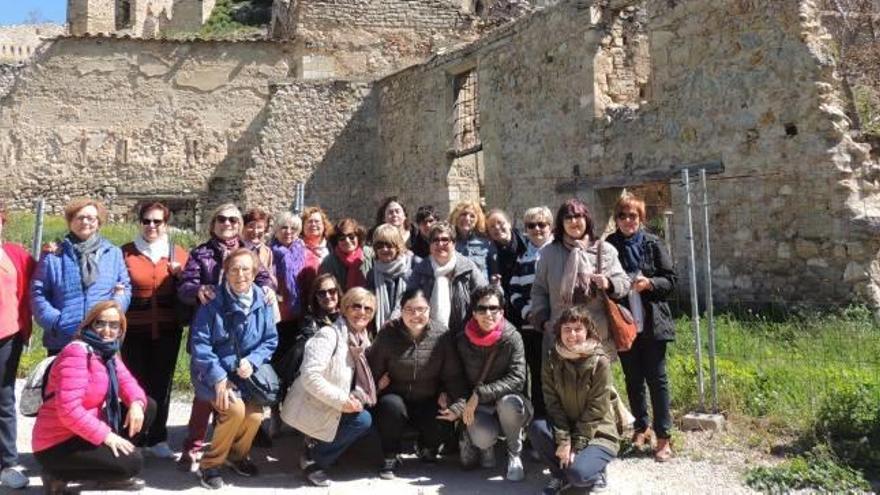 Un grupo de mujeres visita los monumentos de Morella