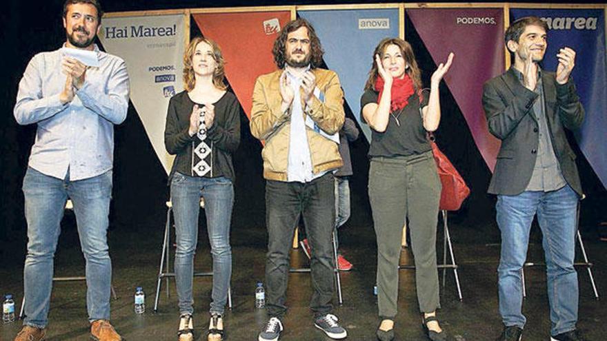 Antón Gómez-Reino, Marina Albiol, Antón Sánchez, Yolanda Díaz y Jorge Suárez, ayer, en el mitin de En Marea en  Ferrol.