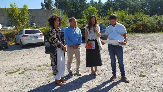 Samuel Lago, a la derecha, consulta unos planos junto a las técnicas de Zona Franca.