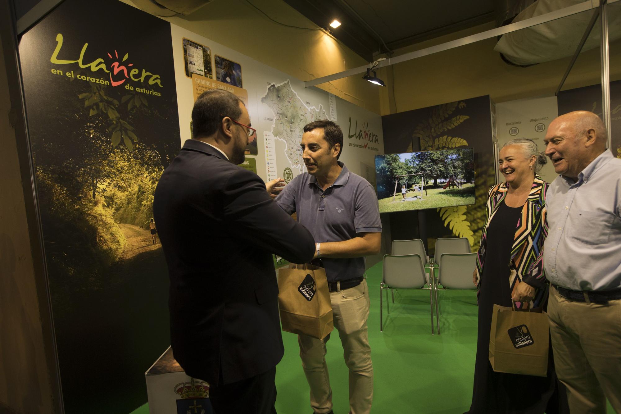 En imágenes: La visita de Adrián Barbón a la Feria de Muestras