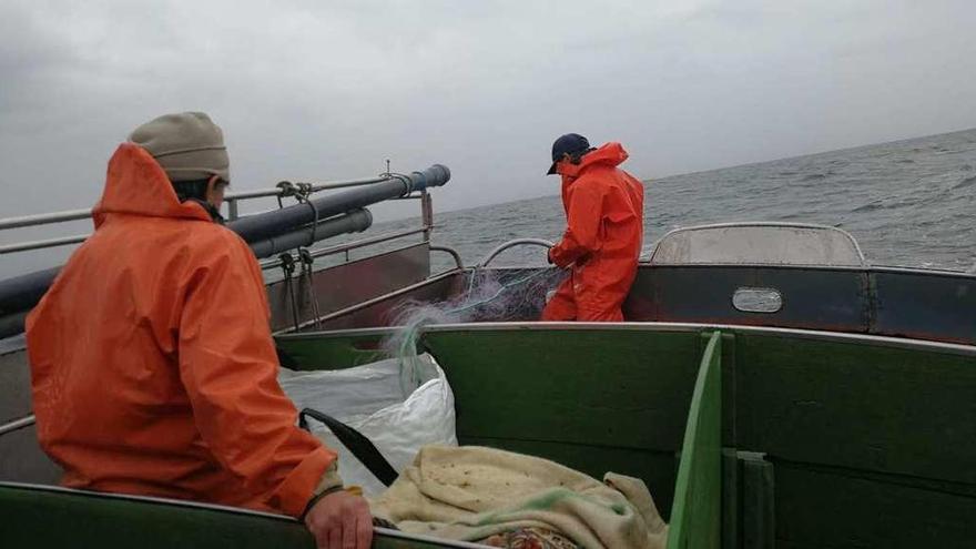 Dos de los marineros de O Grove que ayer largaron sus &quot;miños&quot; en la plataforma continental.  // Muñiz