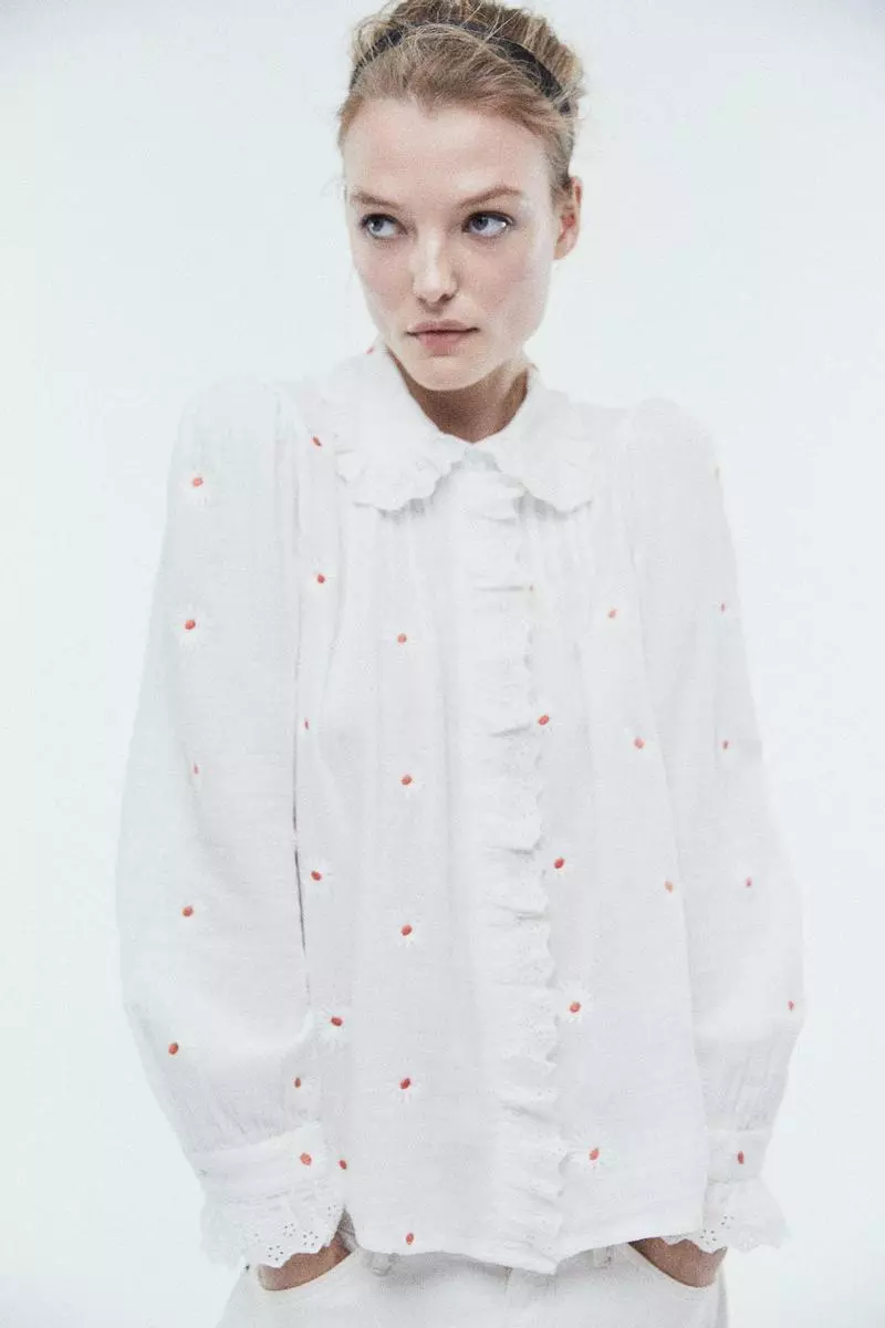 Sfera: las 6 camisas blancas románticas más originales que conquistarán tu armario 6 Moncloa Encanto floral: las camisas blancas con bordados de margaritas de Sfera"