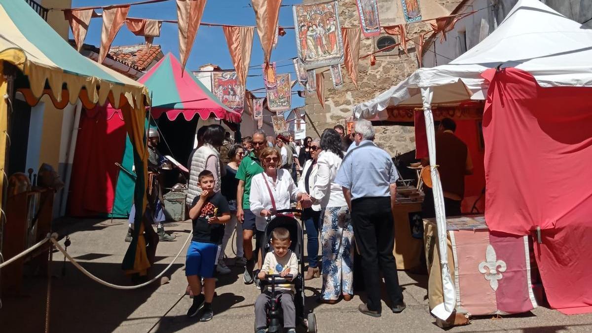 El público pasea por las calles de Zorita en la pasada edición del Mercado Medieval.