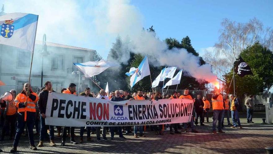 Un momento de la movilización de los trabajadores de Alcoa, frente a la Autoridad Portuaria de Vilagarcía. // Noé Parga