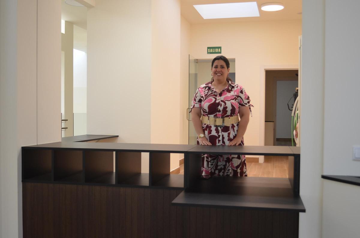 La alcaldesa en la zona de recepción de visitantes del Centro Multiusos de Herreros.