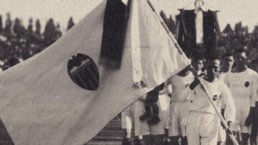 El 21 de septiembre de 1924 Montes y Cubells lucían por vez primera la nueva bandera del Valencia CF.