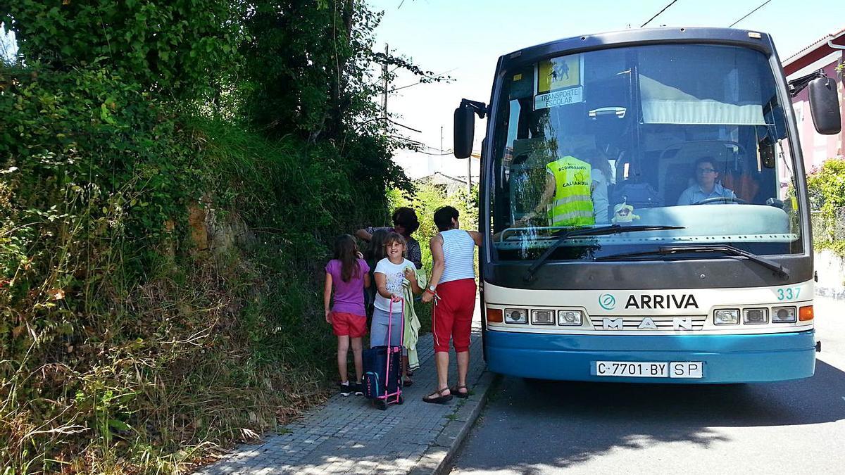 Imagen de archivo de una parada del transporte escolar en Betanzos. |   // L.O.