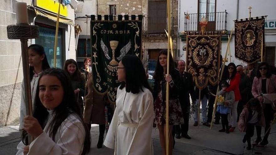 ‘La Borriquita’ pasea acompañada por devotos con palmas en Trujillo