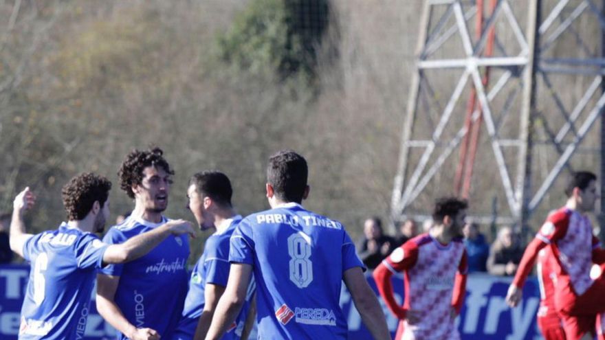Jugadores del Covadonga celebran un gol en su último partido ante el Llanera. | FERNANDO RODRÍGUEZ