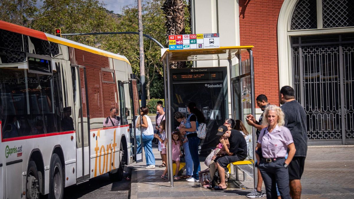 Renfe adjudica al fin el transporte en autobús por el largo corte de la R3 tras tres intentos fallidos