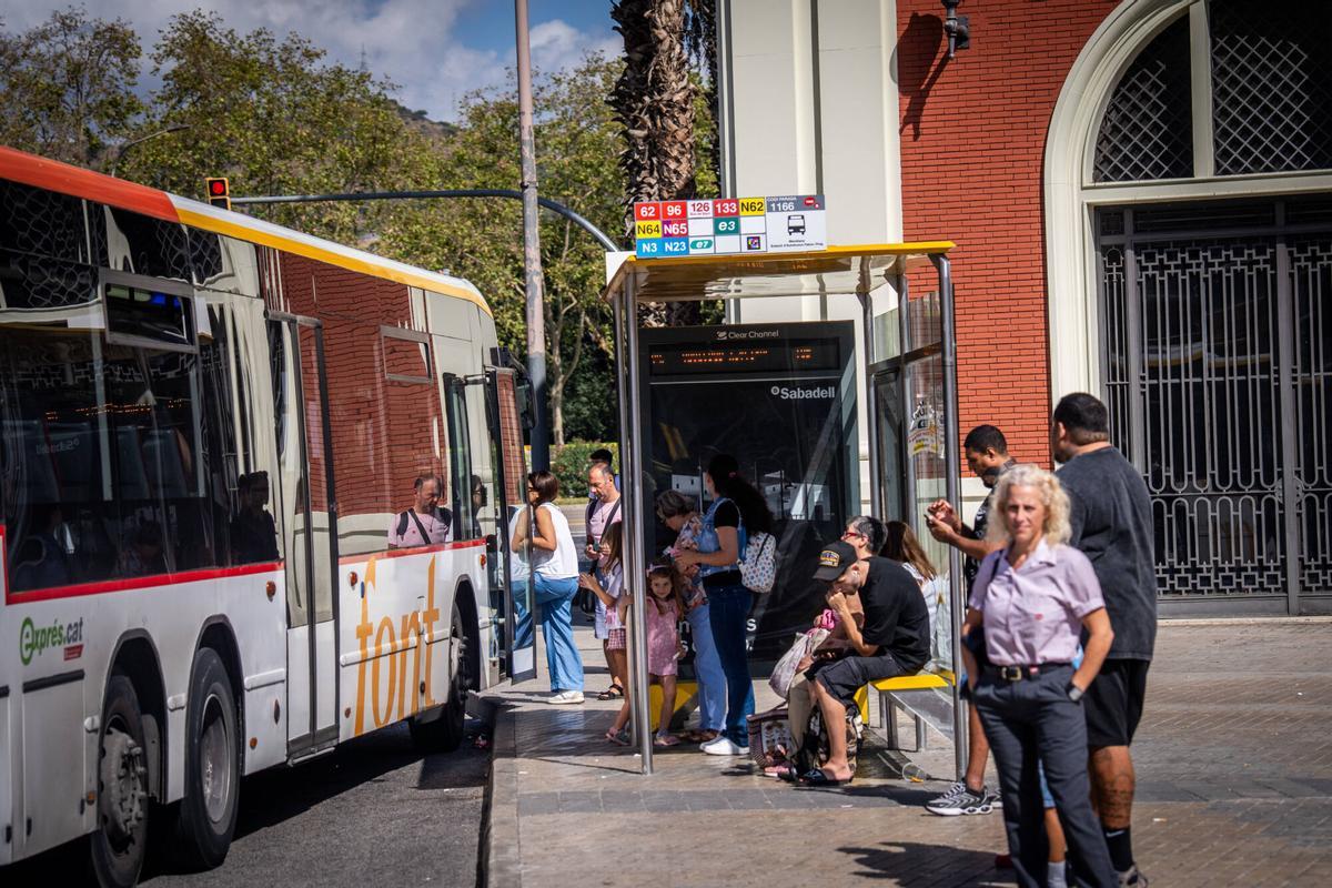 Joana Vila coge ahora tres días a la semana el autobús e4 que comunica Barcelona con Ripollet y para en la estación de Fabra i Puig.