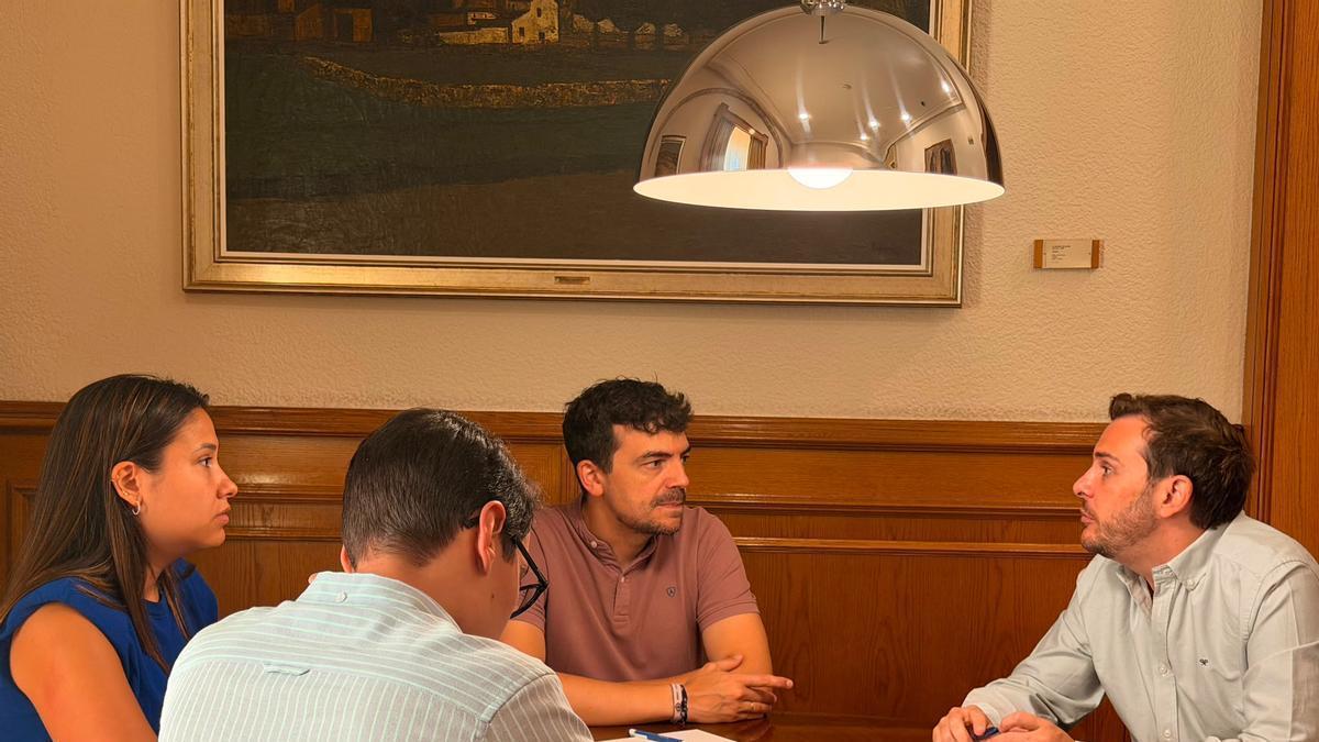 El presidente en funciones de la Diputación de Zamora, Víctor López de la Parte, y miembros de Eilza informan de la presentación de Fromago en Madrid