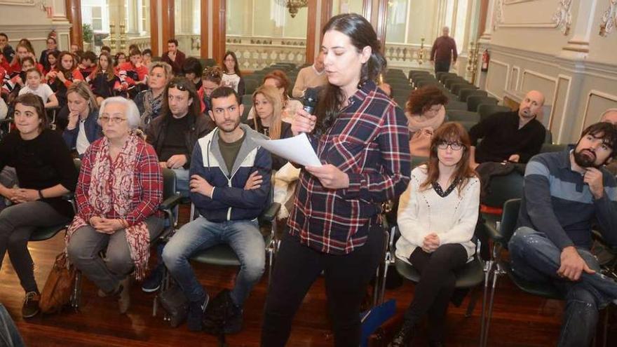 Corina Rodríguez, durante su intervención en el pleno de la Diputación. // Rafa Vázquez