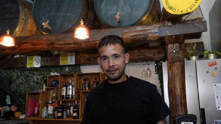 El cocinero de Betanzos que ha hecho más de 14.000 tortillas: "Cocino en tres metros cuadrados"