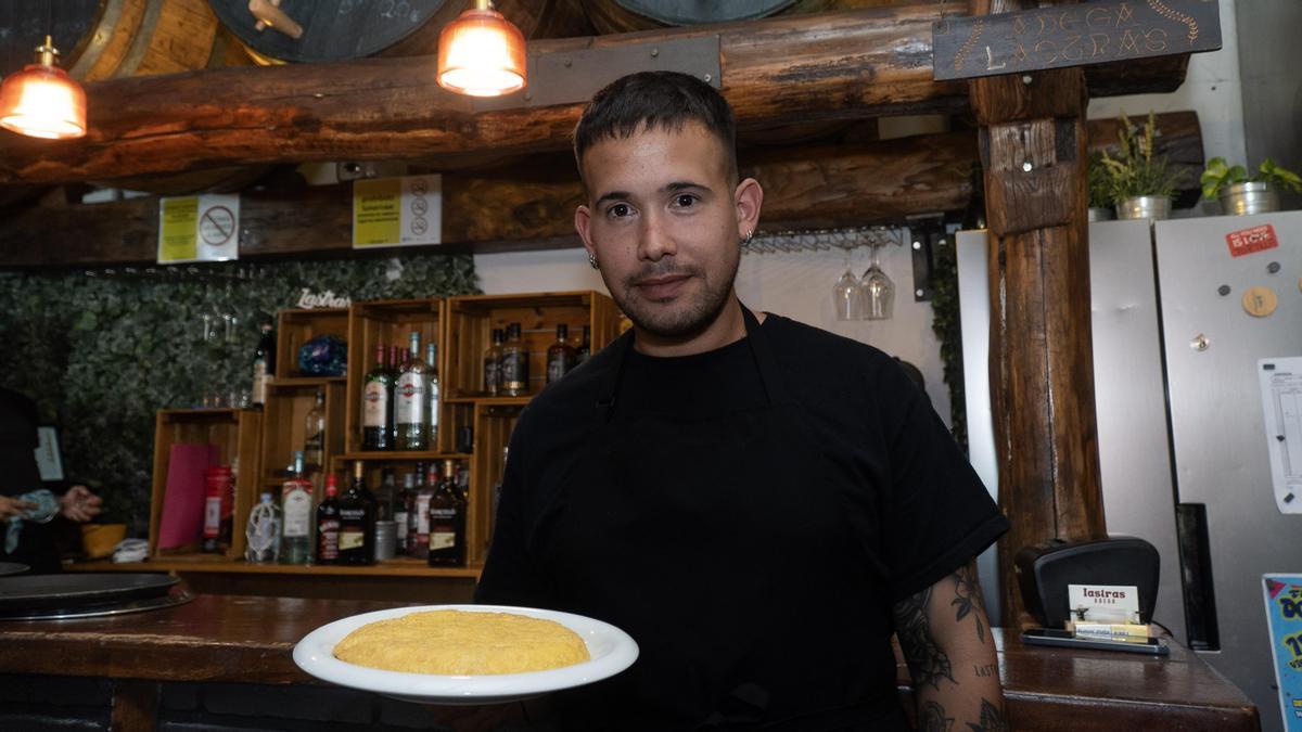 El cocinero de Betanzos que ha hecho más de 14.000 tortillas: "Cocino en tres metros cuadrados"