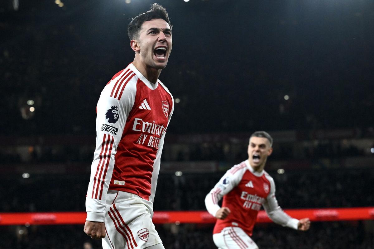 LONDON (United Kingdom), 30/12/2025.- Arsenal's Martin Zubimendi (C) celebrates with teammates after scoring 2-0 lead goal during the English Premier League match between Arsenal FC and Aston Villa, in London, Britain, 30 December 2025. (Reino Unido, Londres) EFE/EPA/VINCE MIGNOTT EDITORIAL USE ONLY. No use with unauthorized audio, video, data, fixture lists, club/league logos, 'live' services or NFTs. Online in-match use limited to 120 images, no video emulation. No use in betting, games or single club/league/player publications
