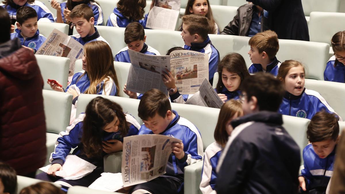 Escolares cos Faro da Escola na segunda edición deste proxecto de xornalismo escolar.