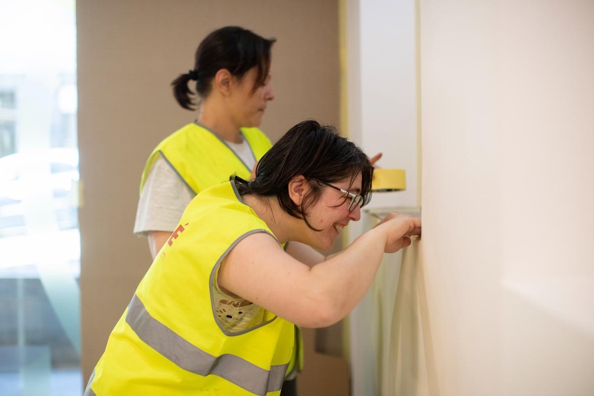 Dos mujeres aprendiendo el oficio de peón de albañil, que ahora mismo tiene un déficit de 700.000 trabajadores.