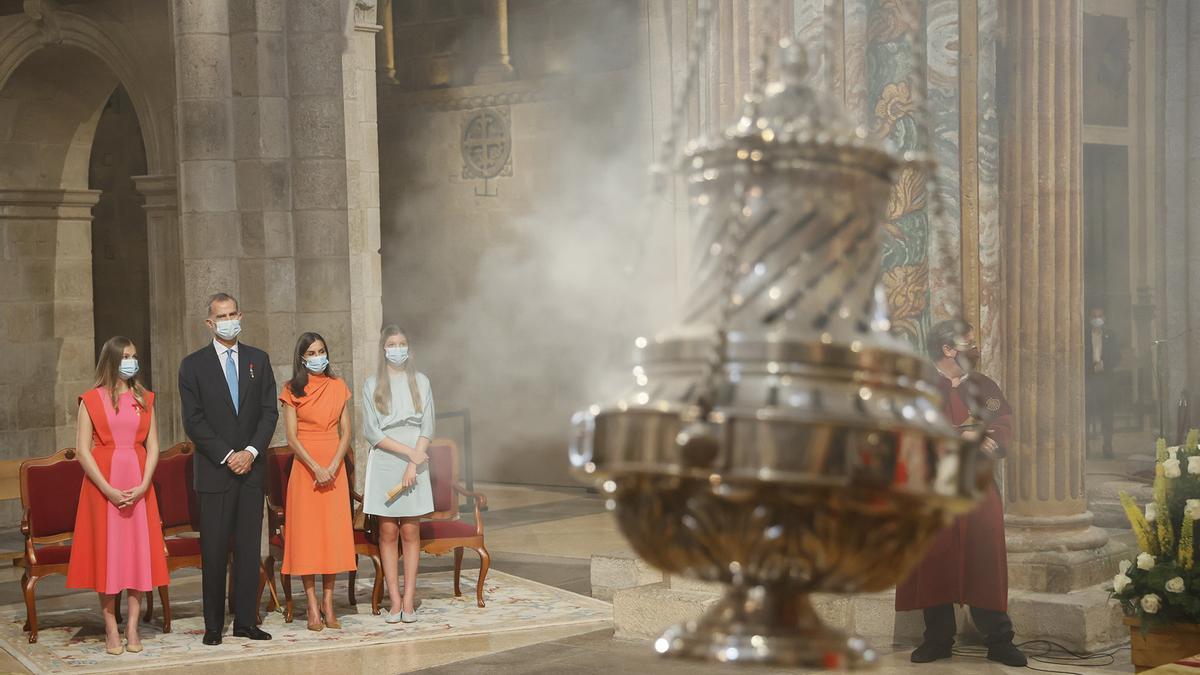 El rey Felipe VI realiza la Ofrenda al Apóstol acompañado de la reina Letizia y sus hijas