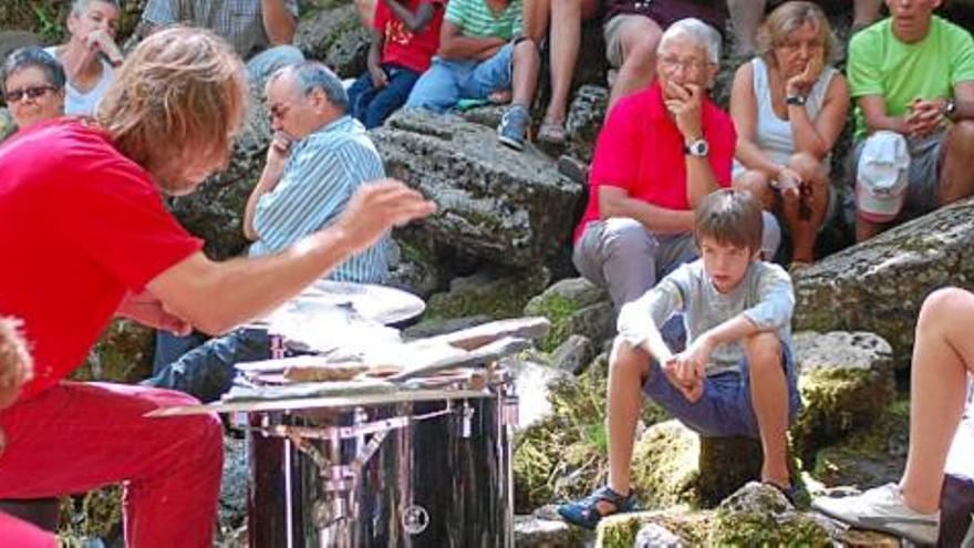 El músic francès Toma Gouband, ahir, tocant a la Fou de Bor