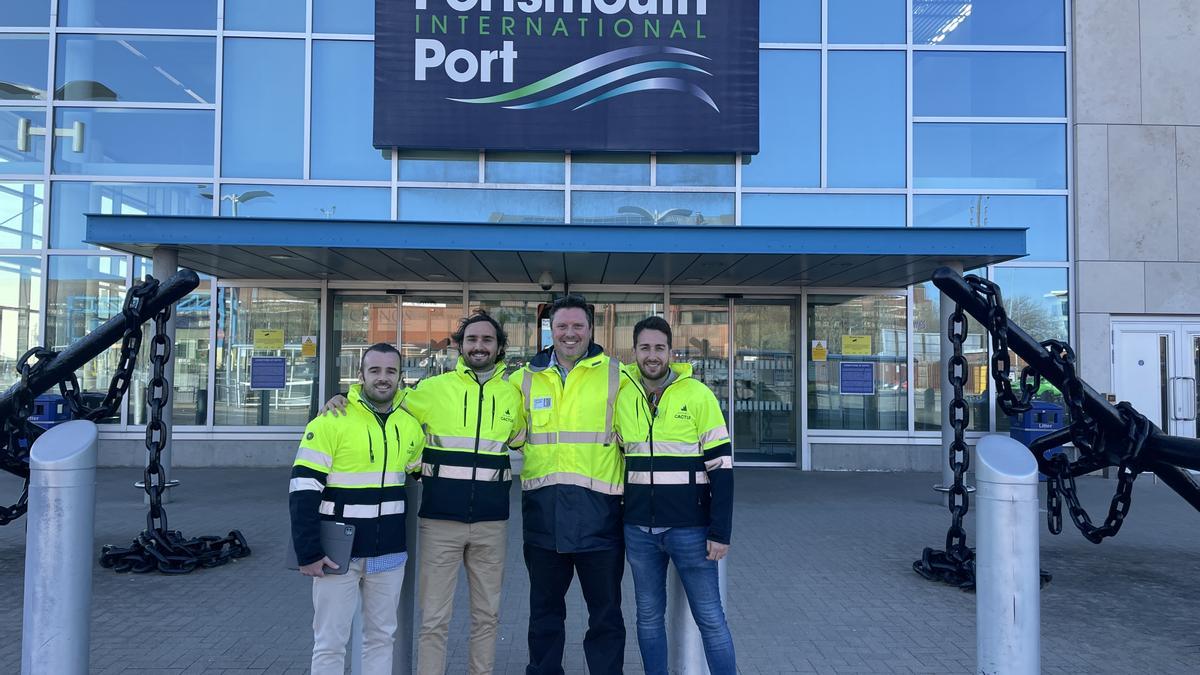 Representantes de la empresa, en el puerto británico de Portsmouth