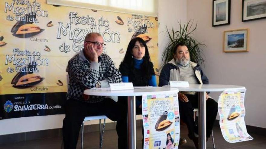 Los organizadores Sergio Burgos y Joaquín Oliveira junto a la pregonera de Cangas Merchi Rodal. // G.N.