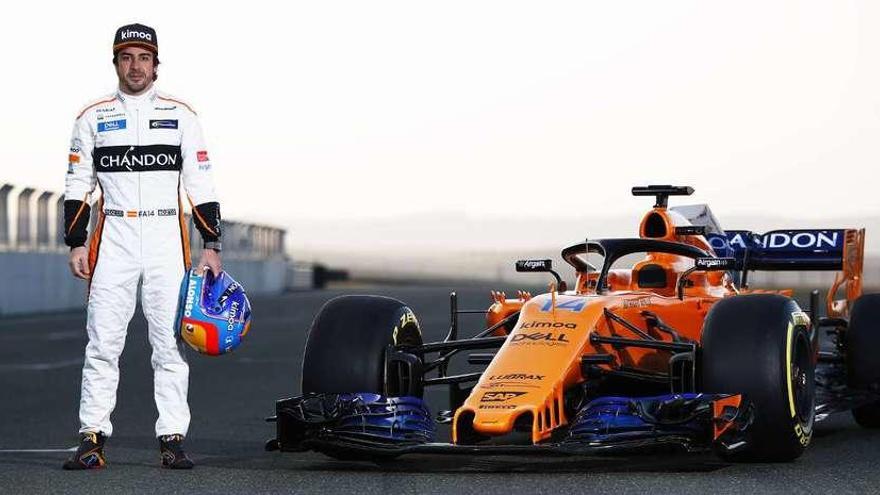 Fernando Alonso, en Los Arcos, junto al nuevo monoplaza. // Steven Tee