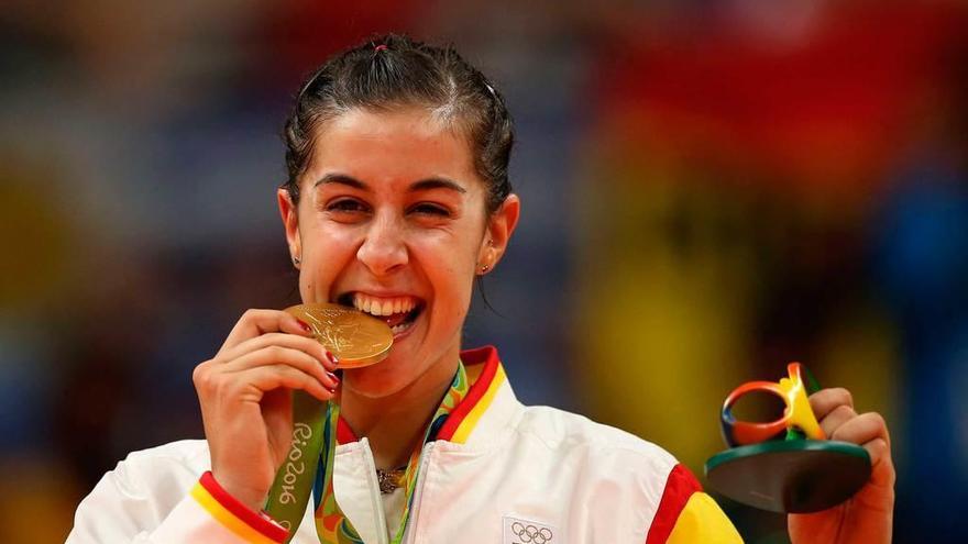 Marín muerde la medalla de oro ganada en Río 2016.