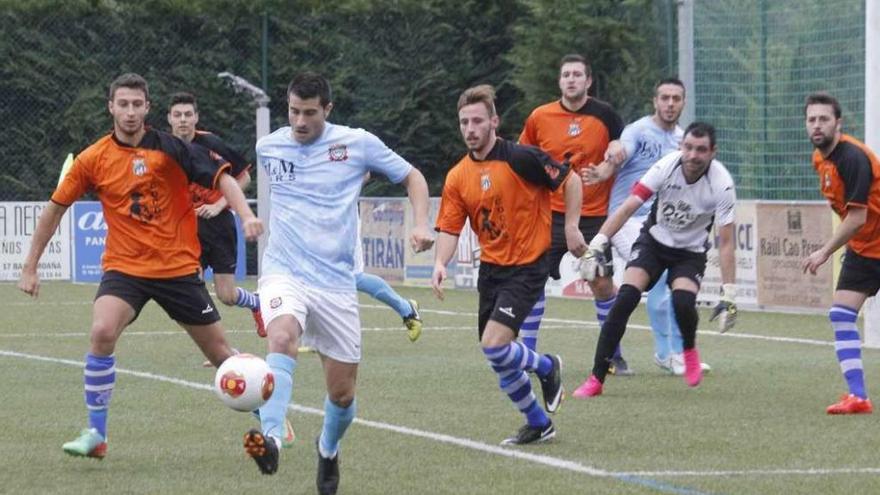 Un jugador del Moaña controla el balón durante el encuentro de ayer. // Santos Álvarez