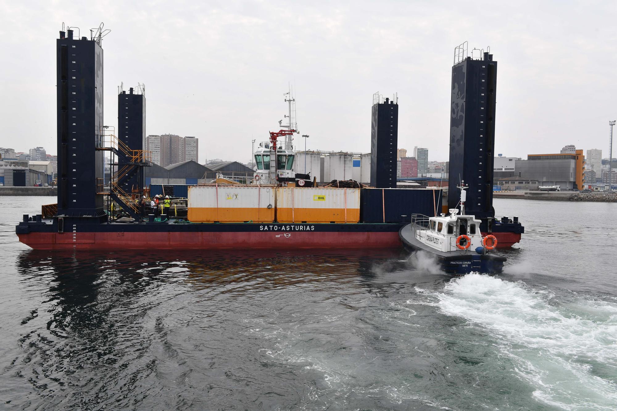 El buque cajonero ‘Sato Asturias’ atraca en el muelle del Centenario