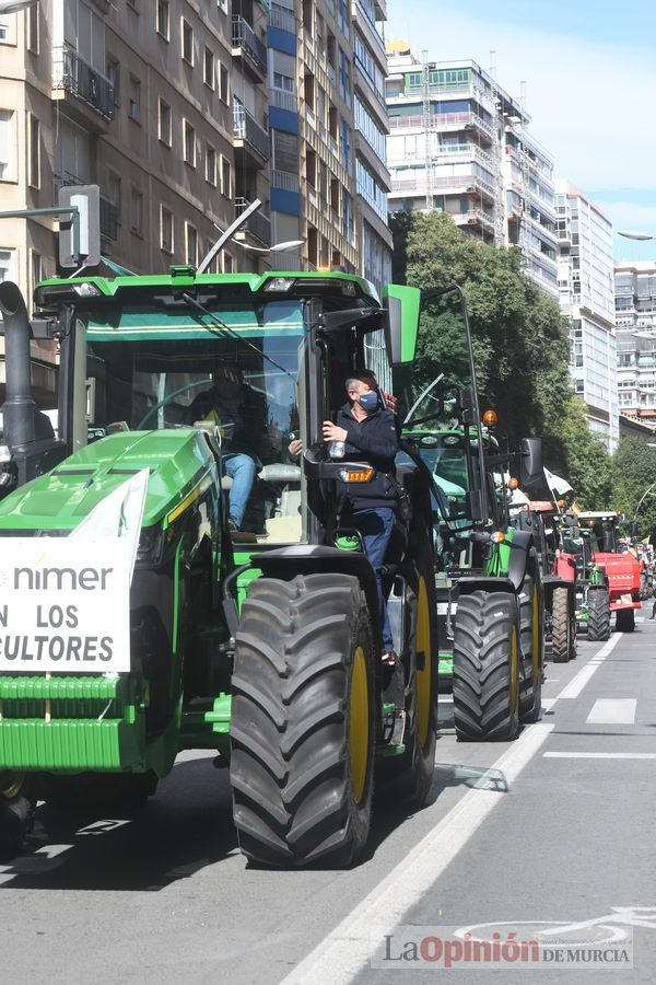 Miles de agricultores y ganaderos toman las calles de Murcia