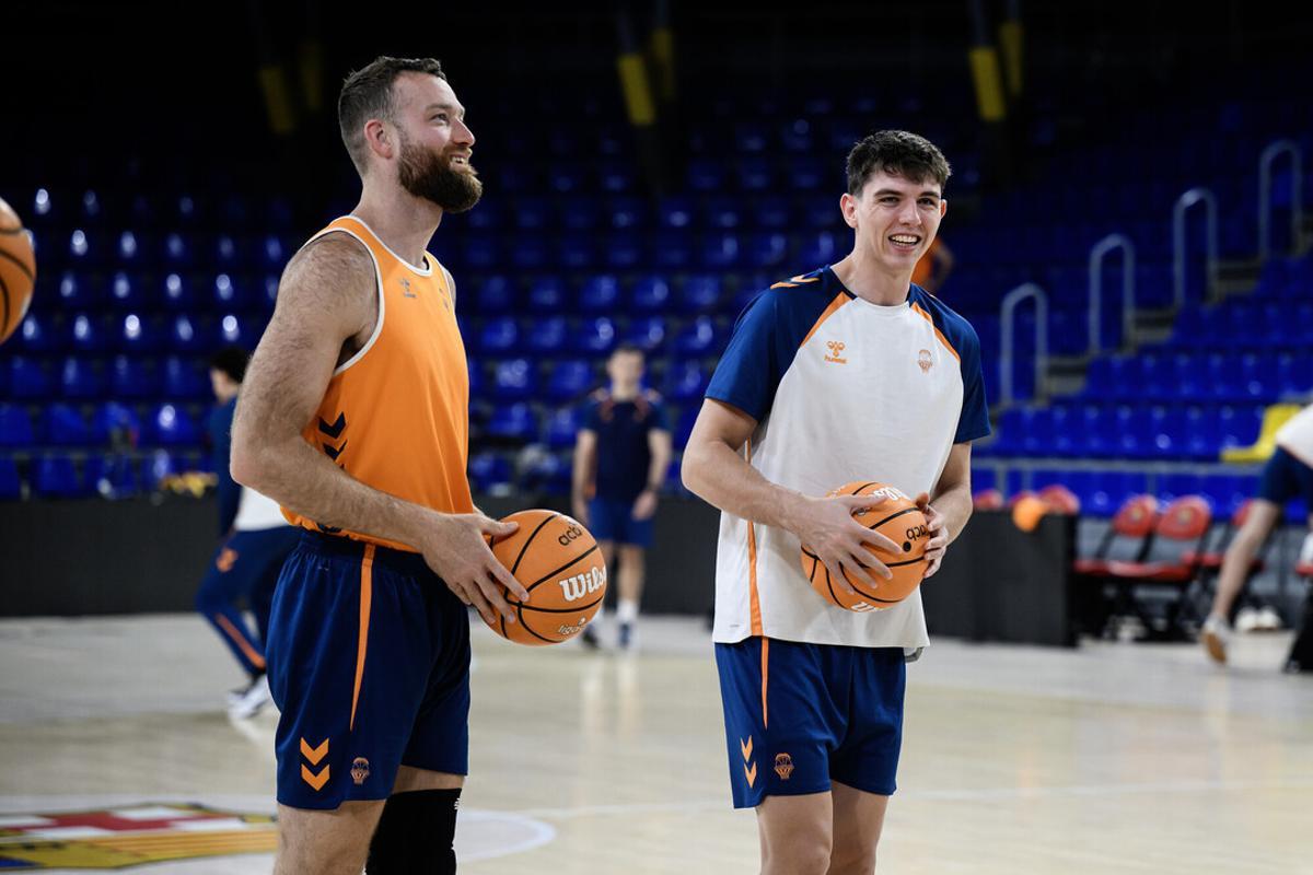 Matt Costello y Sergio de Larrea sonríen en los primeros minutos del entrenamiento del martes.