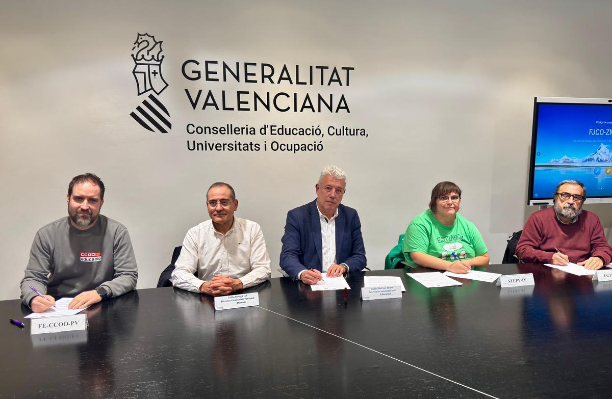 Firma del acuerdo entre Conselleria de Educación y sindicatos educativos para desconvocar la huelga del profesorado experto de FP