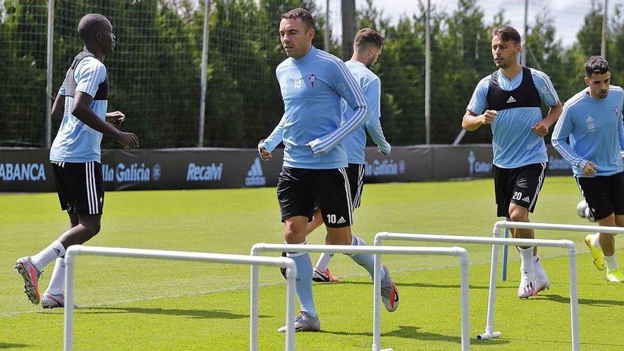 Pape Cheikh, Iago Aspas, Jorge Sáenz, Kevin Vázquez y Alberto Solís, durante un entrenamiento en A Madroa.