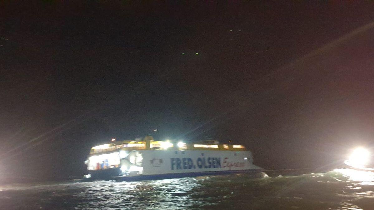 Un barco de Fred Olsen encalla en Agaete