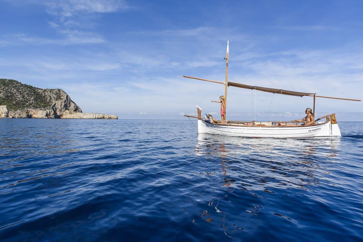 Los placeres serenos del verano aguardan en Ibiza para todos aquellos que deseen disfrutar del pausado hedonismo mediterráneo, a través de la gastronomía, la desconexión y el ocio náutico.