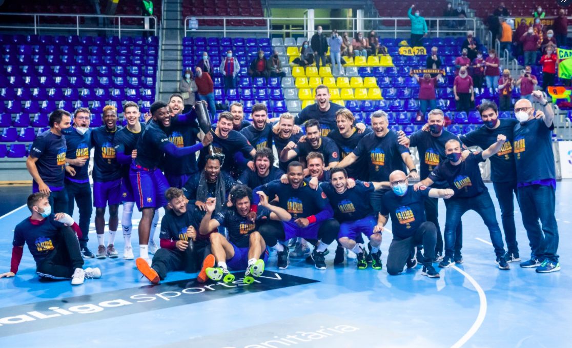 Los jugadores del Barça celebran la Liga en el Palau.