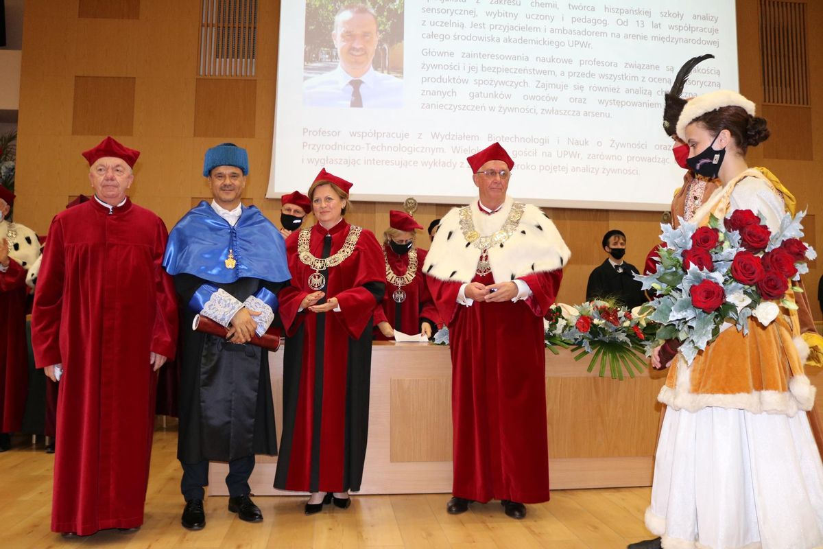 El catedrático de la UMH, de azul, cuando fue nombrado Doctor Honoris Causa por la Universidad de Ciencias Ambientales y de la Vida de Breslavia