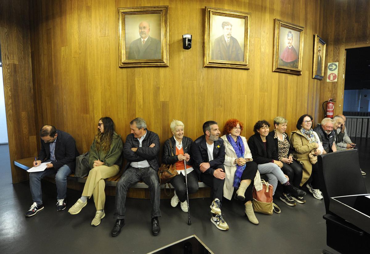 Miembros del BNG de Lalín, entre ellos el exportavoz Francisco Vilariño, acudieron a la sesión plenaria.