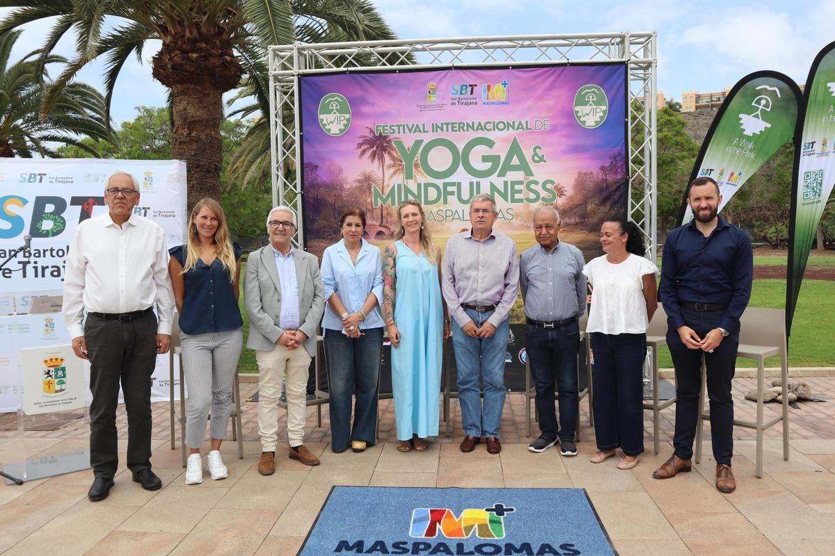 El alcalde Marco Aurelio Pérez y el edil Ramón Suárez junto a los organizadores del festival.