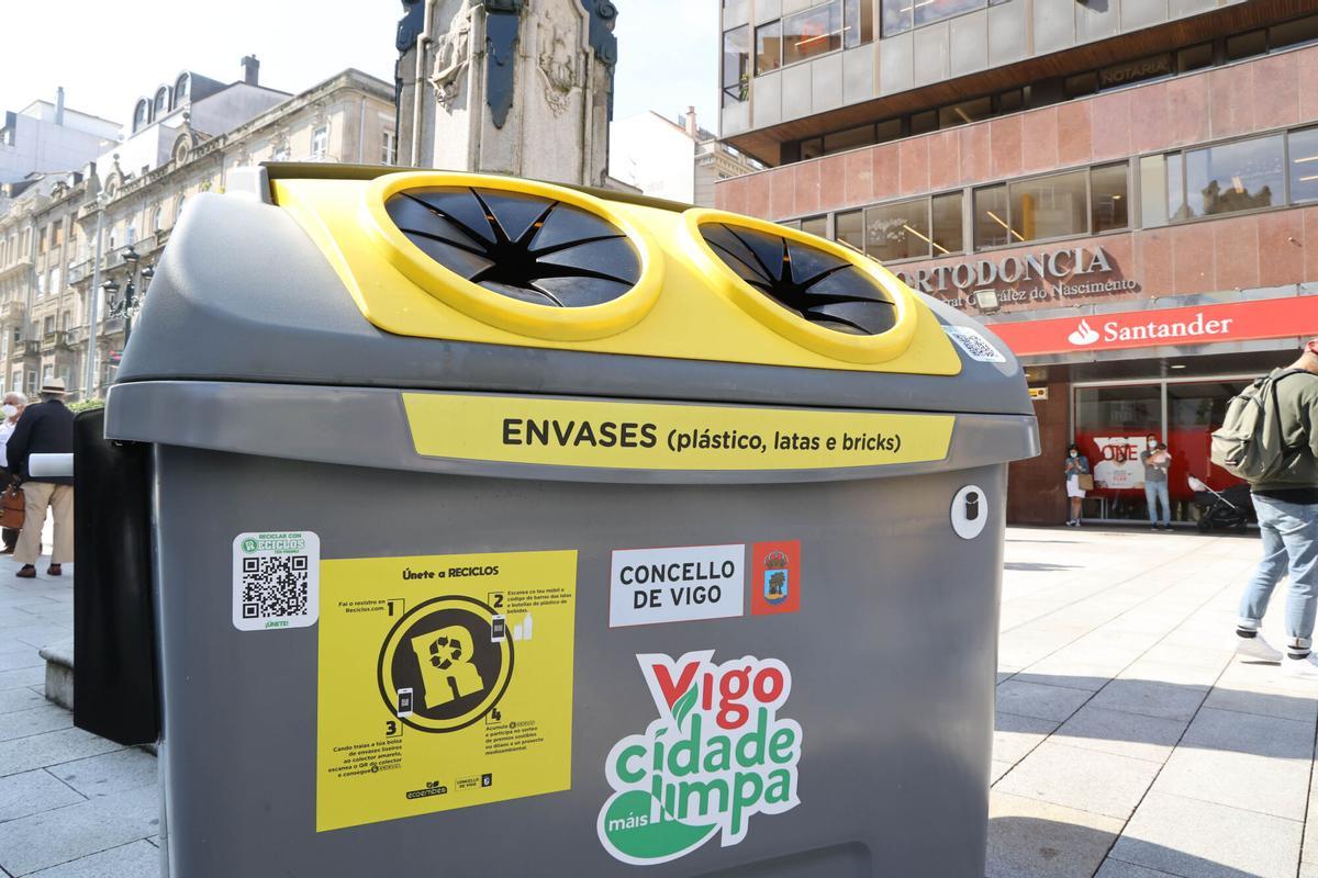 Un contenedor amarillo, donde se depositan los envases de plástico, briks y latas.