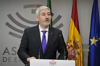 La Semana Santa de Cáceres se presenta oficialmente en la Asamblea de Extremadura en Mérida para reivindicar su valor cultural