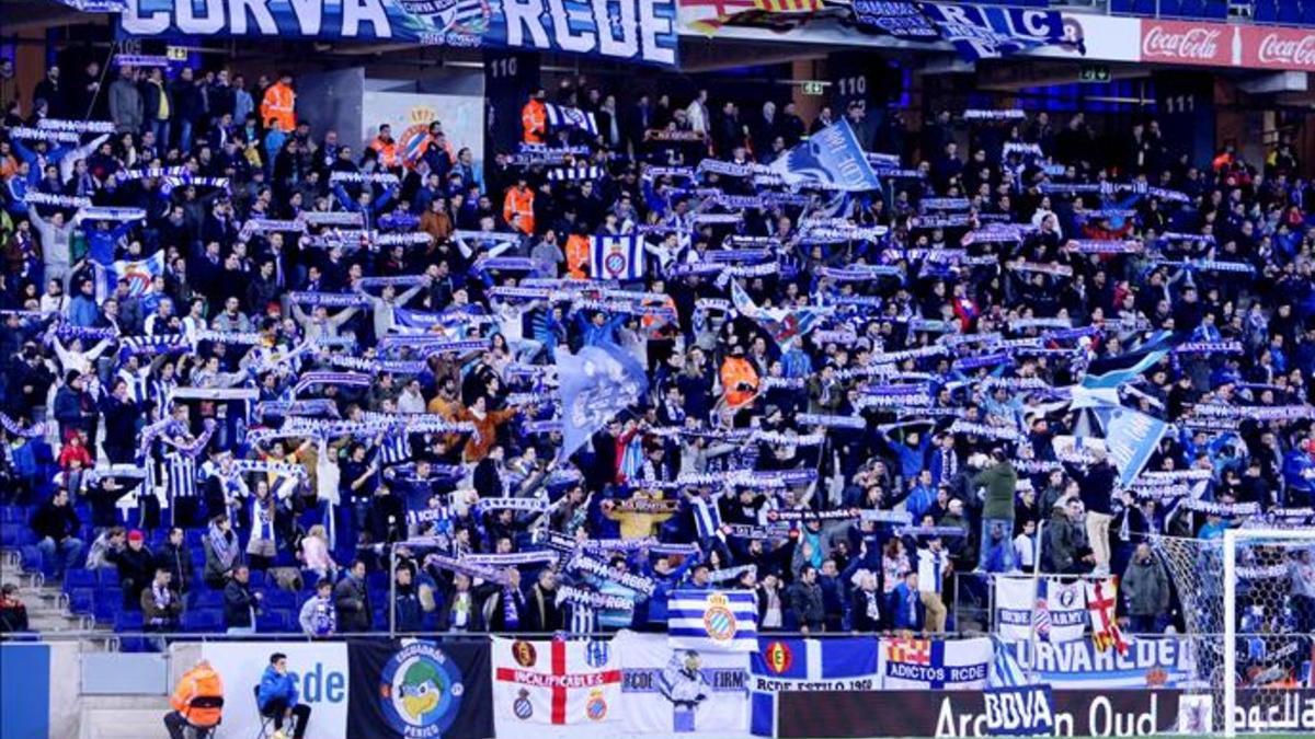 El grupo de animación La Curva ocupa uno de los fondos del estadio de Cornellà-El Prat