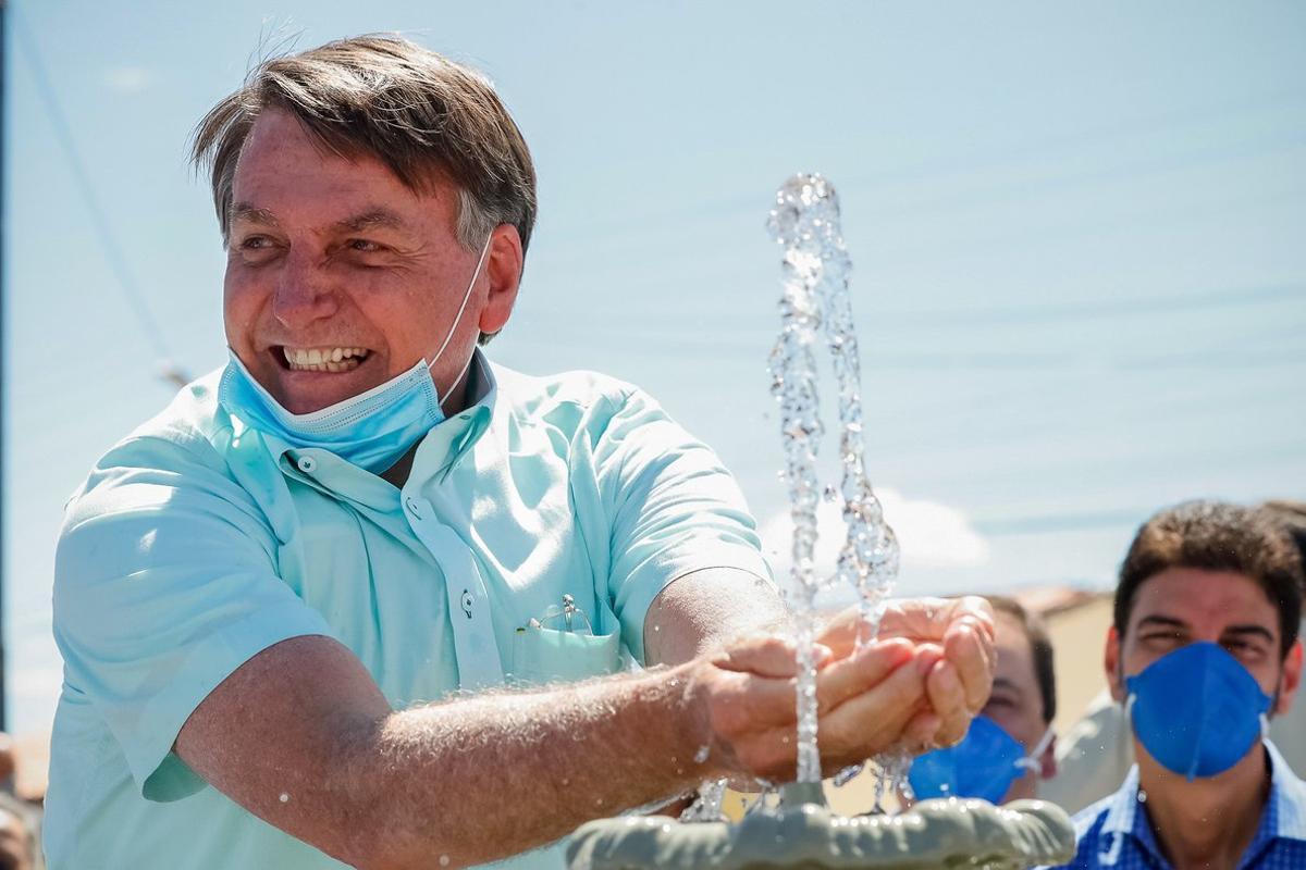 HANDOUT - 30 July 2020, Brazil, Campo Alegre de Lourdes: Brazilian President Jair Bolsonaro innaugurates an integrated water supply system. Photo: Alan Santos/Palacio Planalto/dpa - ATTENTION: editorial use only and only if the credit mentioned above is referenced in full